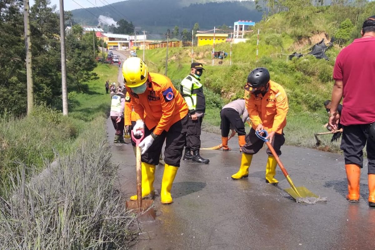 BPBD Banjarnegara bersihkan jalan dari lumpur sisa erupsi Kawah Sileri