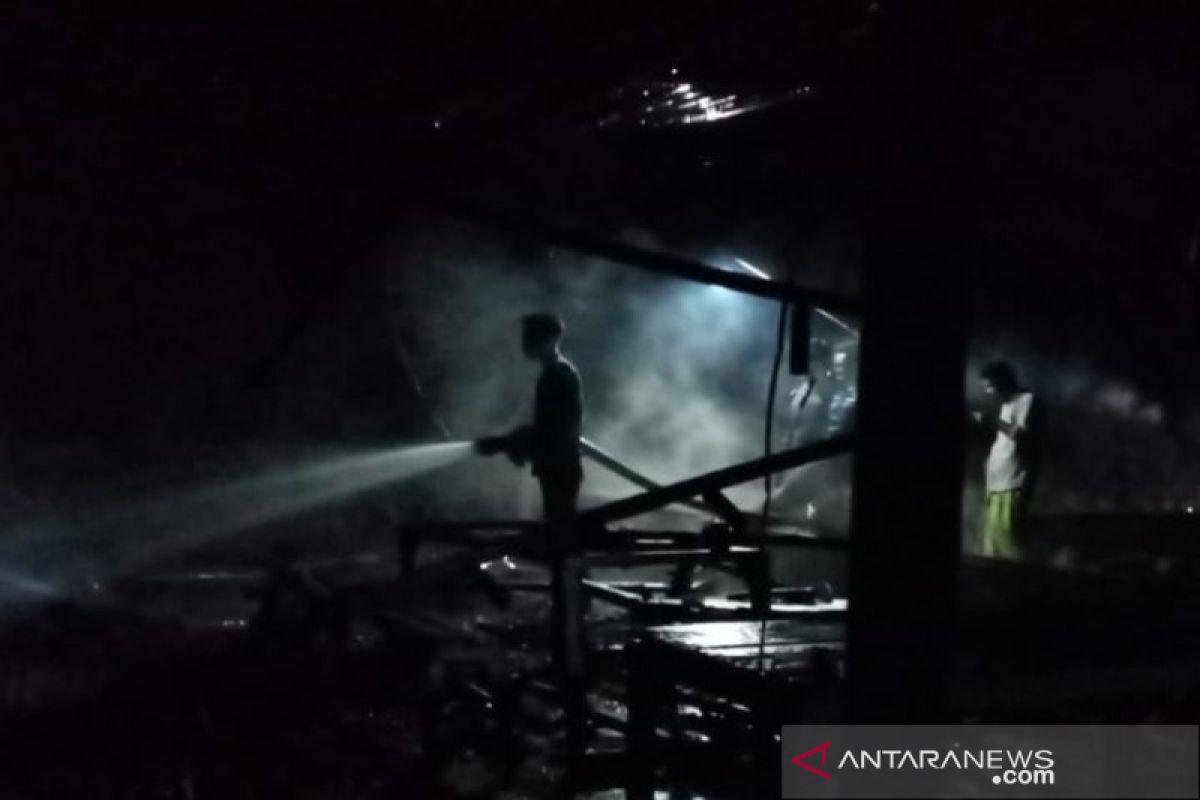 Tinggal puing, kerugian akibat kebakaran gudang gas di Tapsel ratusan juta rupiah
