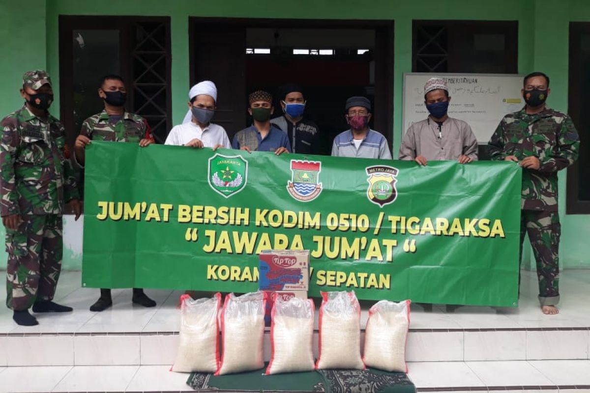 TNI bagikan beras bagi warga di Kabupaten Tangerang