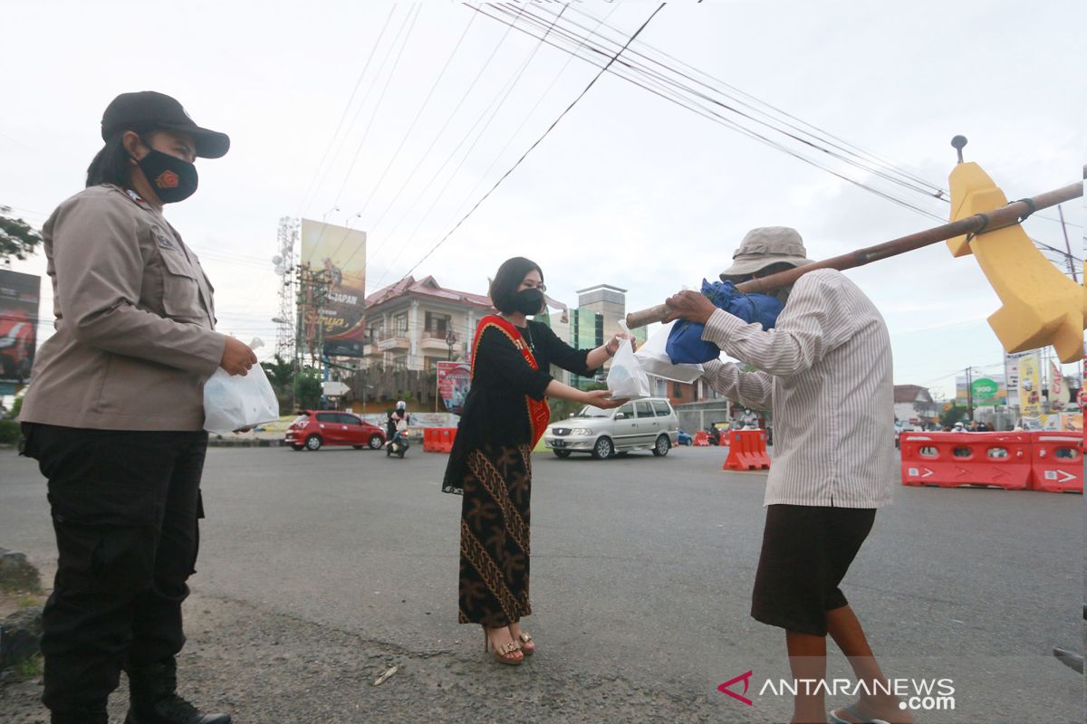 Polwan Gorontalo bagikan takjil dengan mengenakan kebaya
