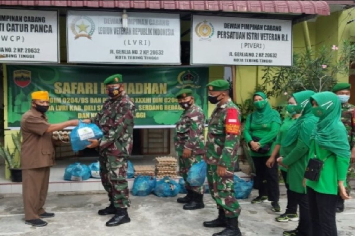 Dandim 0204 berikan bingkisan buat LVRI