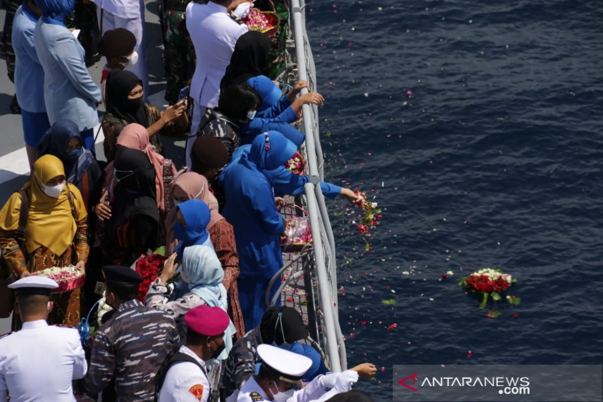 Kasal pimpin tabur bunga untuk KRI Nanggala di perairan Bali