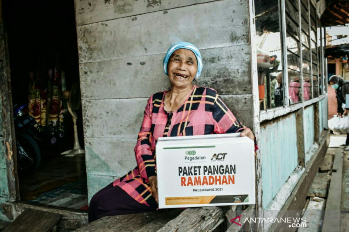 ACT Sumsel-Pegadaian bagikan 100 paket pangan Ramadhan kepada warga plaju