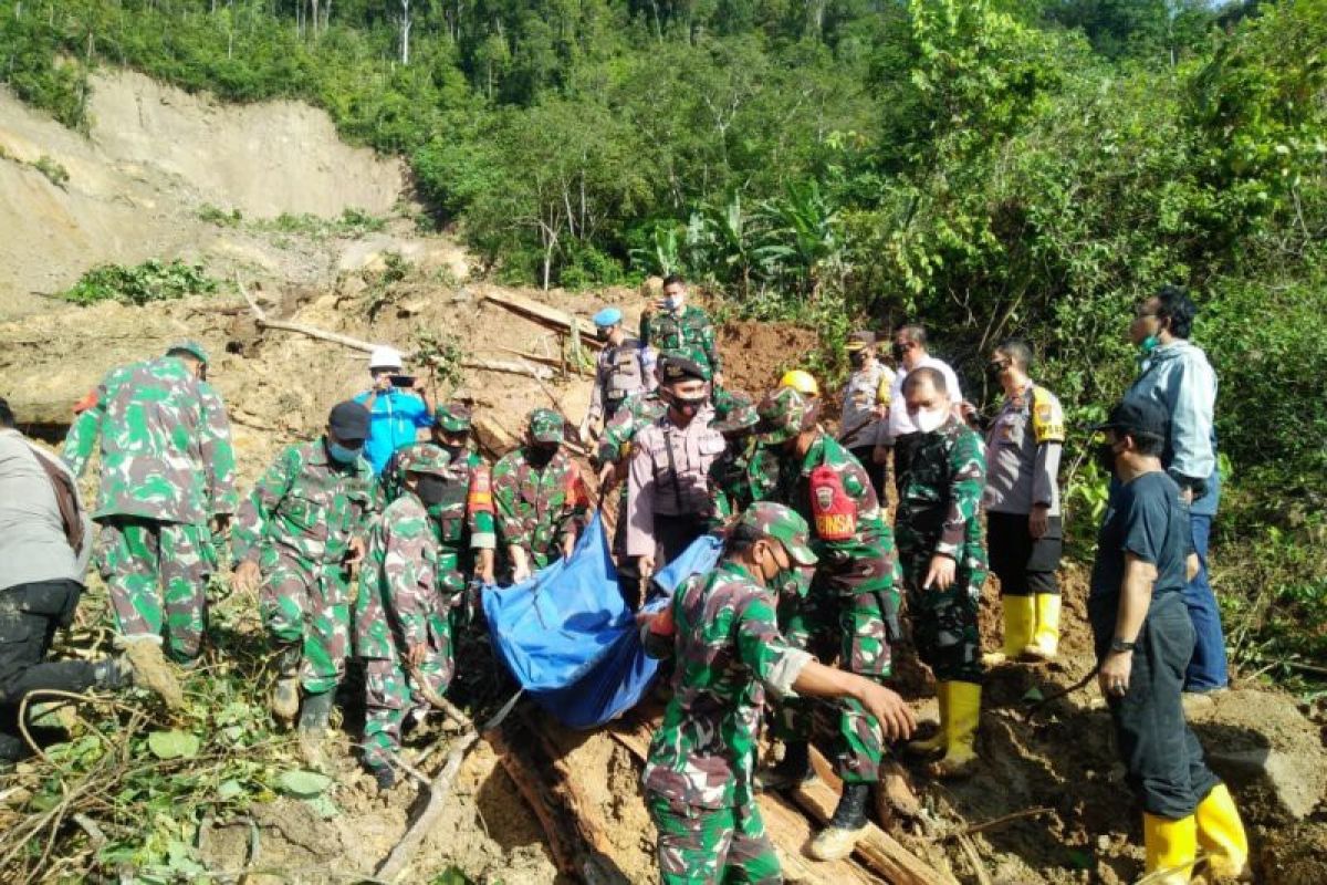 Kodim 0212/TS bersama tim gabungan evakuasi korban tanah longsor