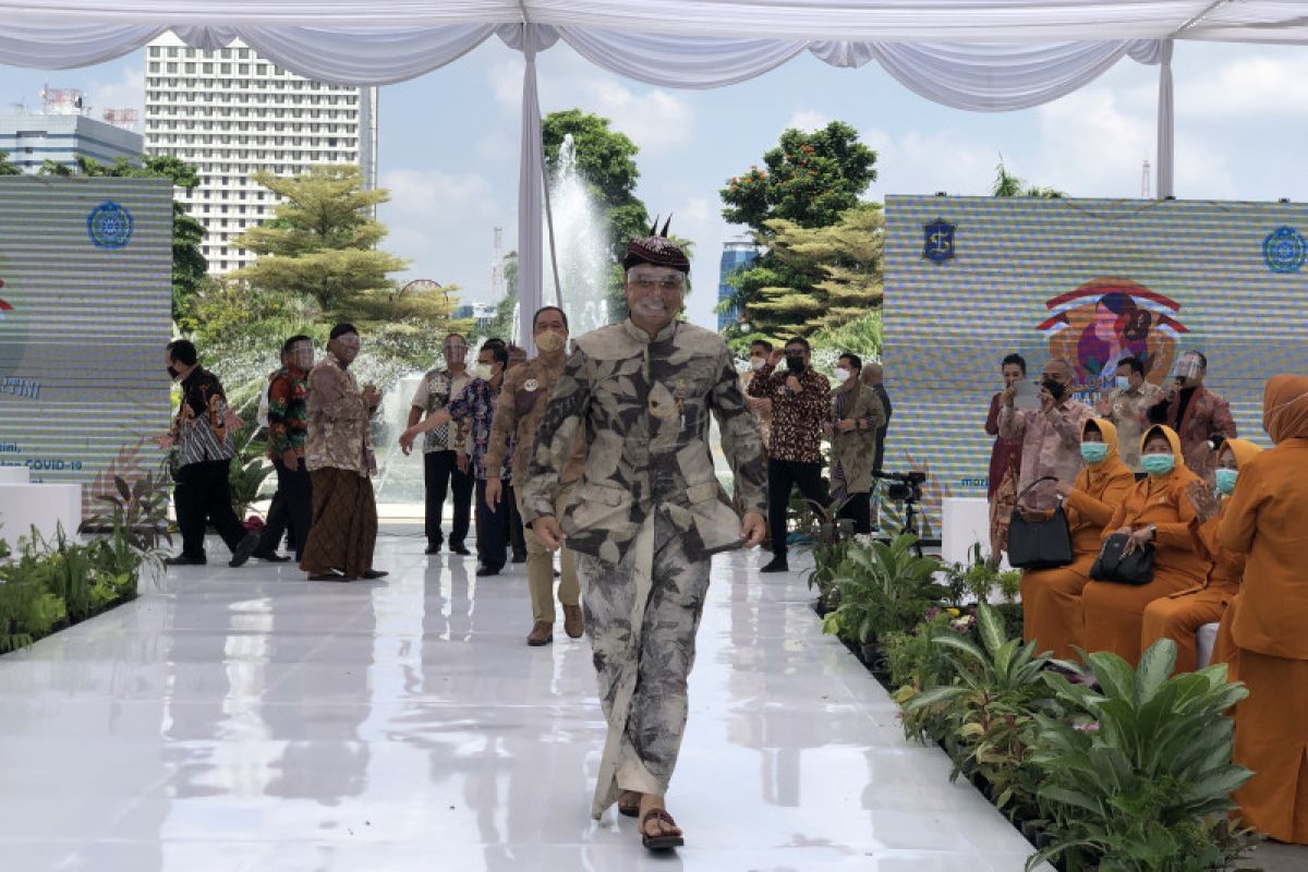 Sejumlah Kepala OPD Pemkot Surabaya jadi model lomba busana UMKM