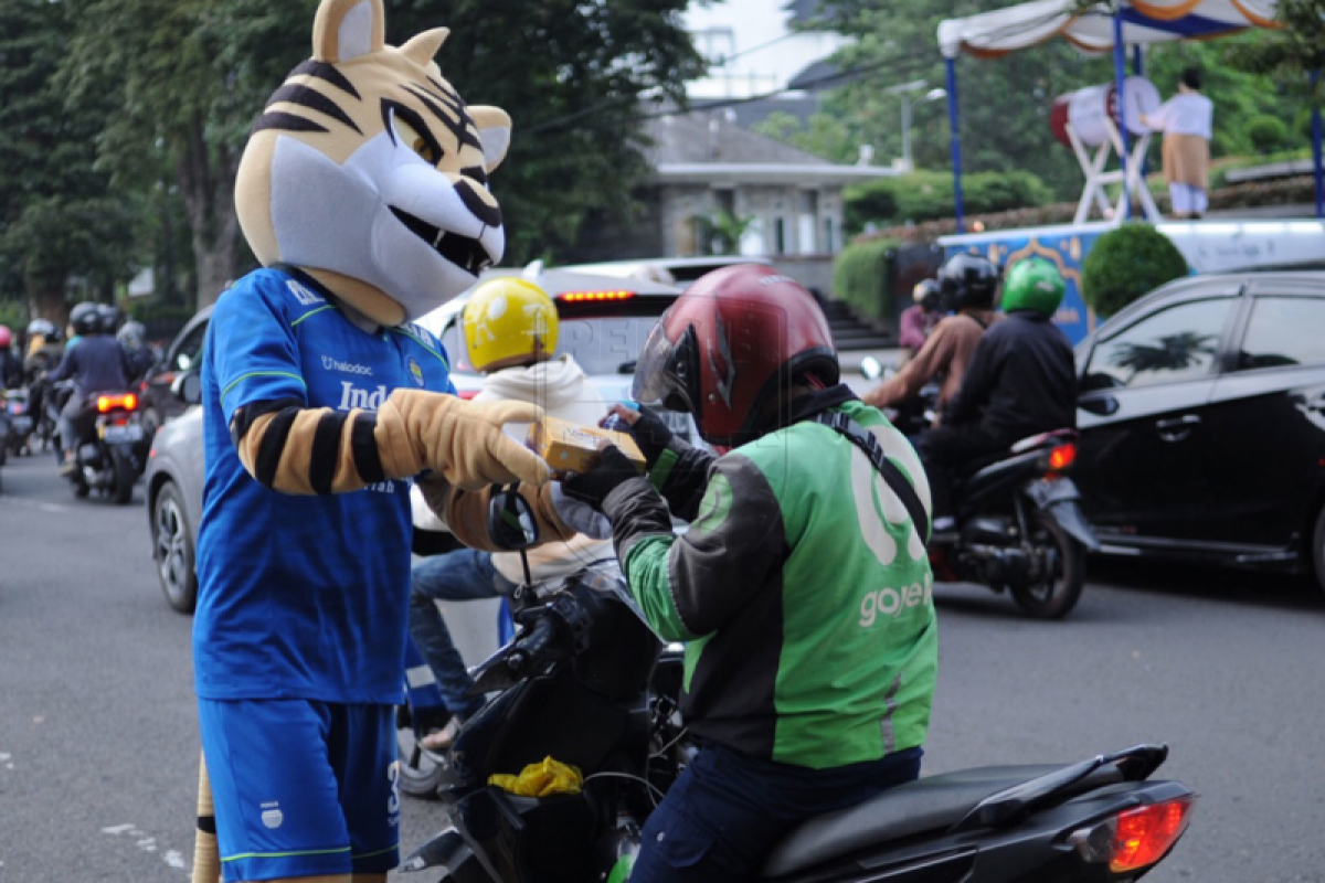 Persib dan Prabu berbagi takjil dengan pengguna jalan