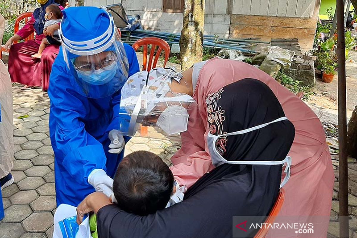 Antisipasi klaster tarawih,  warga Desa Pekaja Banyumas jalani tes usap