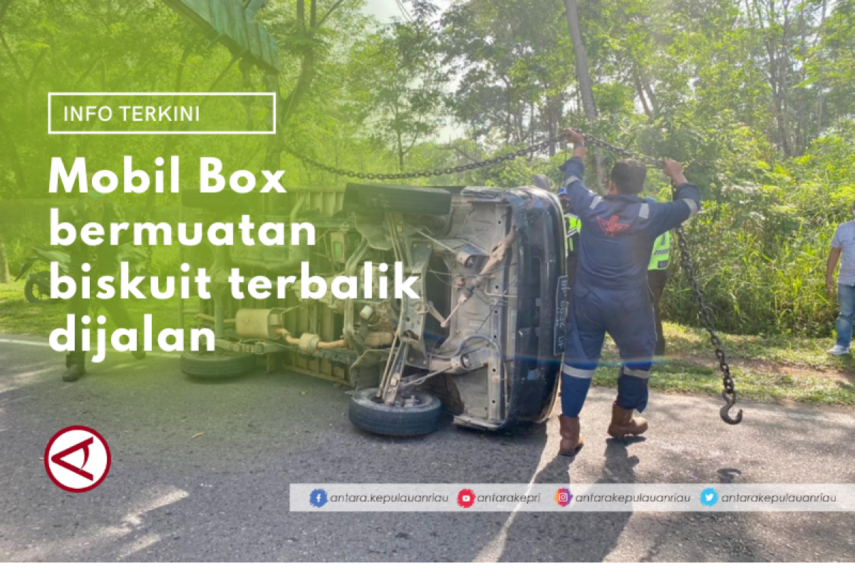 Mobil Box bermuatan biskuit terbalik dijalan