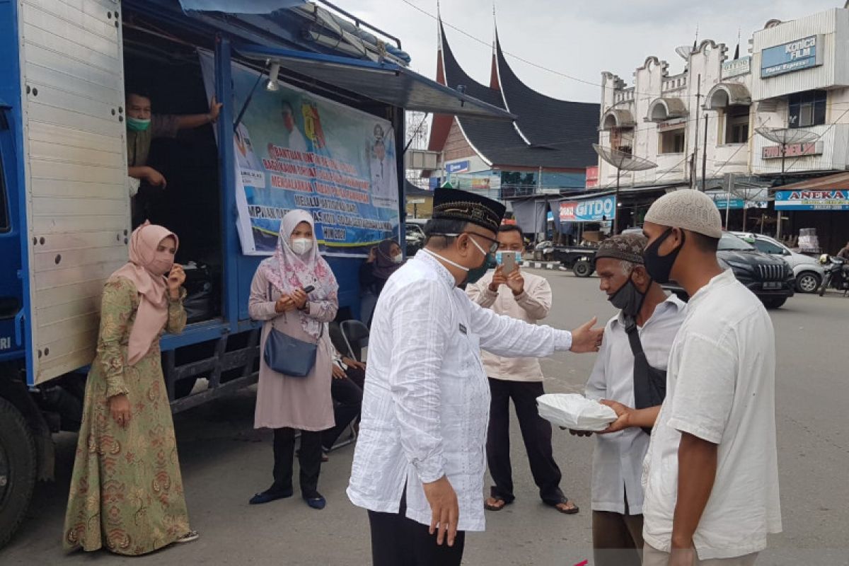 Wako Solok apresiasi Dinsos bagikan 150 nasi kotak ke kaum duafa