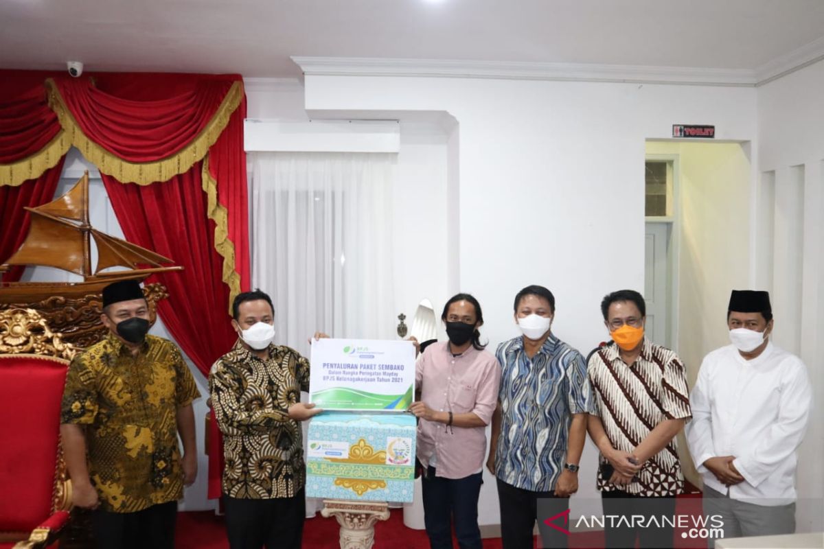 BPJAMSOSTEK Sulama serahkan 520 paket sembako kepada SP