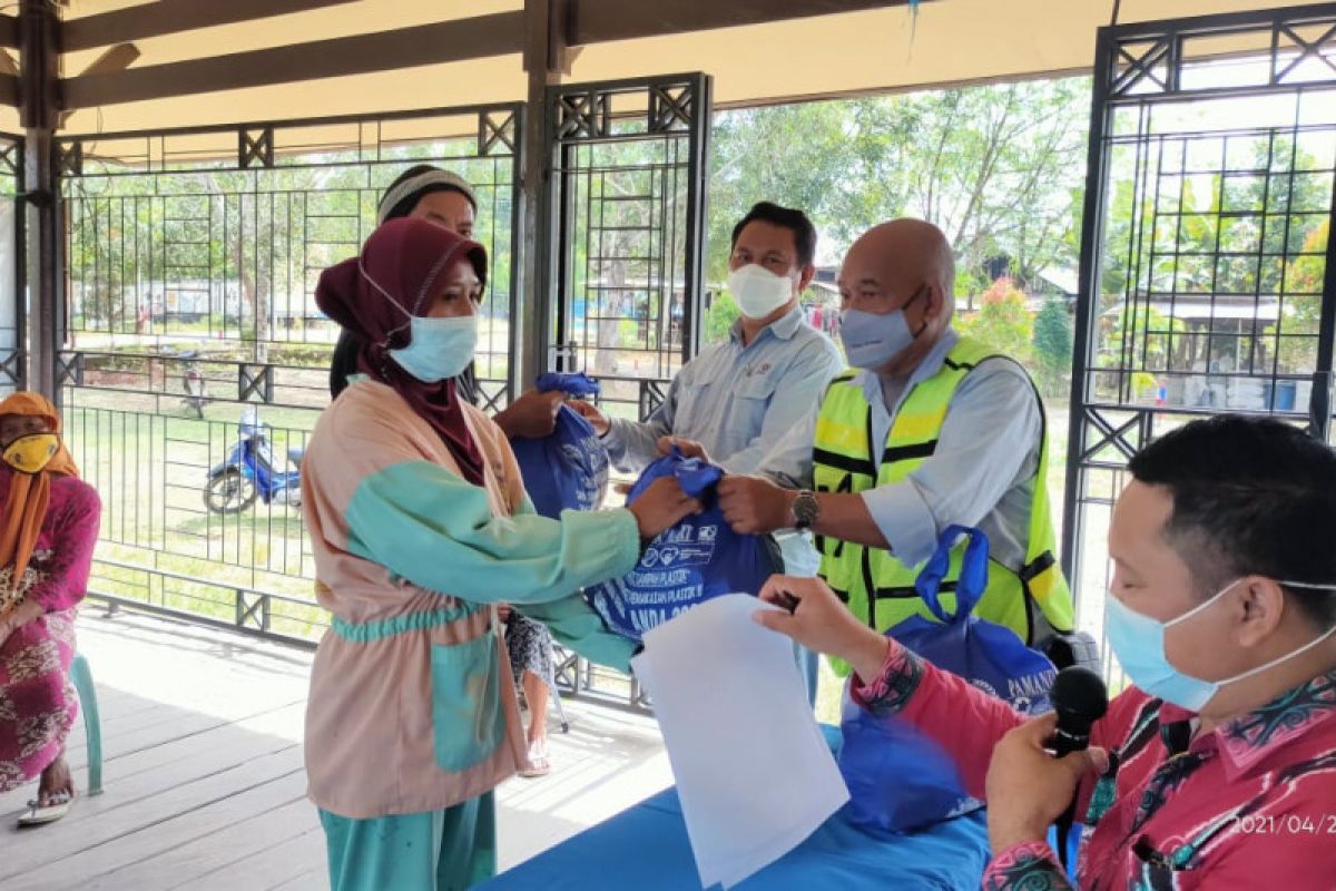 PAMA berikan paket sembako di Kampung Iklim Binaan