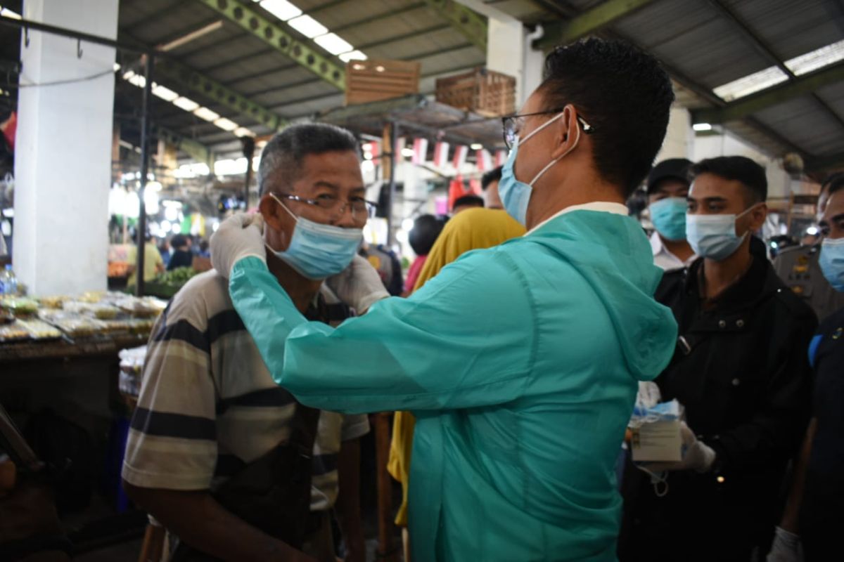 Edi Kamtono bagikan masker gratis di Pasar Flamboyan