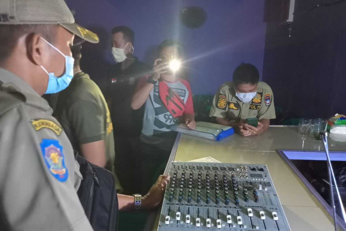 Satpol PP Padang razia tempat karaoke beroperasi saat Ramadhan