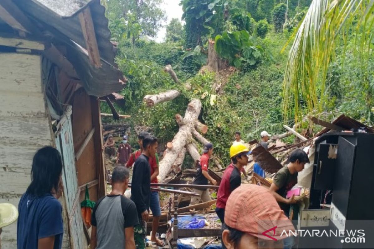 Polisi bersama warga evakuasi rumah tertimpa pohon durian