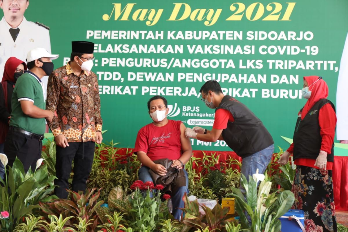 Pemkab Sidoarjo peringati Hari Buruh dengan vaksinasi bersama