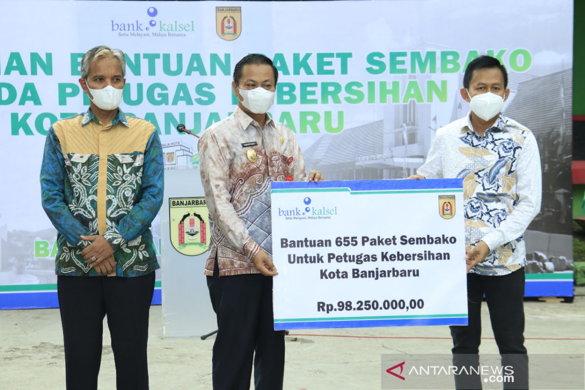 Wawali terima dan salurkan bansos dari Bank Kalsel