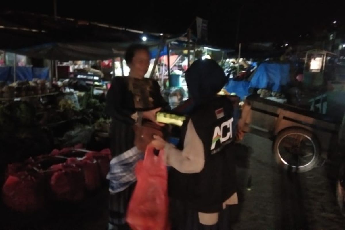 ACT-MRI Maluku berbagi makanan sahur dengan pedagang asongan di Kota  Ambon