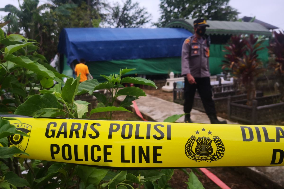 Makam cucu mantan Bupati Tapin dibongkar polisi autopsi mayat