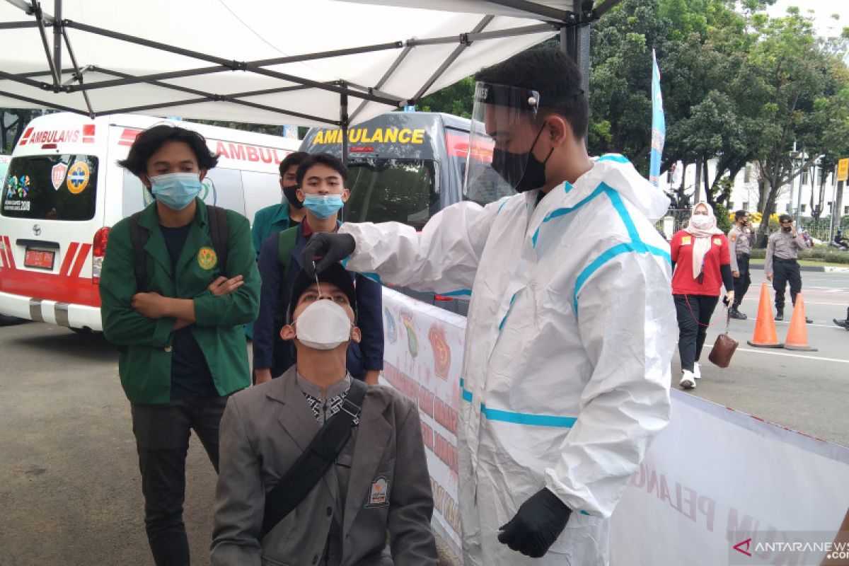 Peserta aksi buruh dites usap antigen