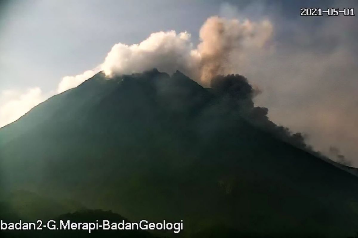 Gunung Merapi luncurkan tiga kali awan panas hingga sejauh 1,7 km