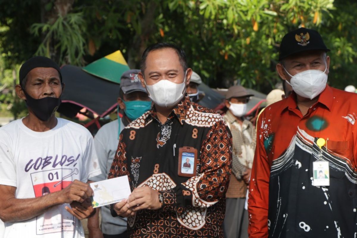 Baznas Kulon Progo menyalurkan bantuan kepada pengayuh becak di Wates