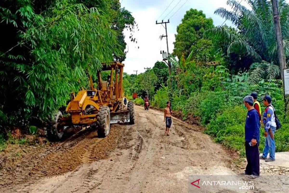 Dinas PUPR Barut perbaiki jalan rusak menuju Trinsing