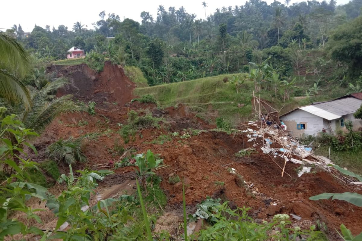 Tiga orang warga Sukabumi tertimbun longsor, satu berusia lima tahun meninggal