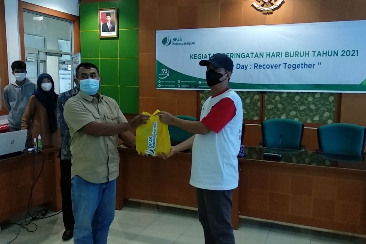 BPJAMSOSTEK Jambi salurkan bantuan sembako untuk buruh