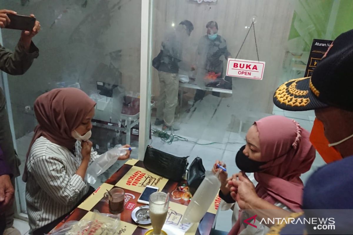 Satgas COVID-19 Kubu Raya tes GeNose pengunjung warkop dan kafe