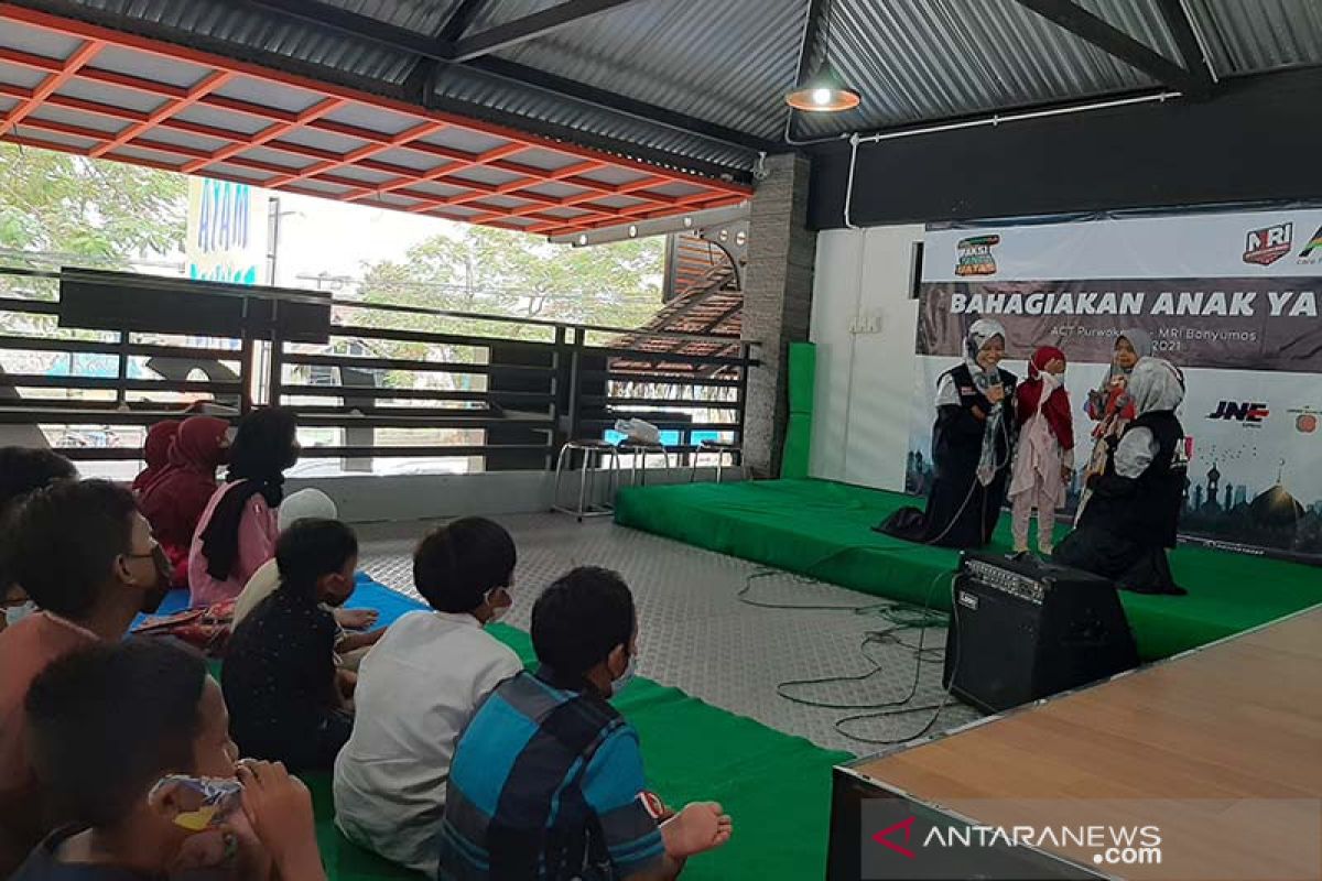 ACT Purwokerto ajak puluhan anak yatim berwisata keliling kota