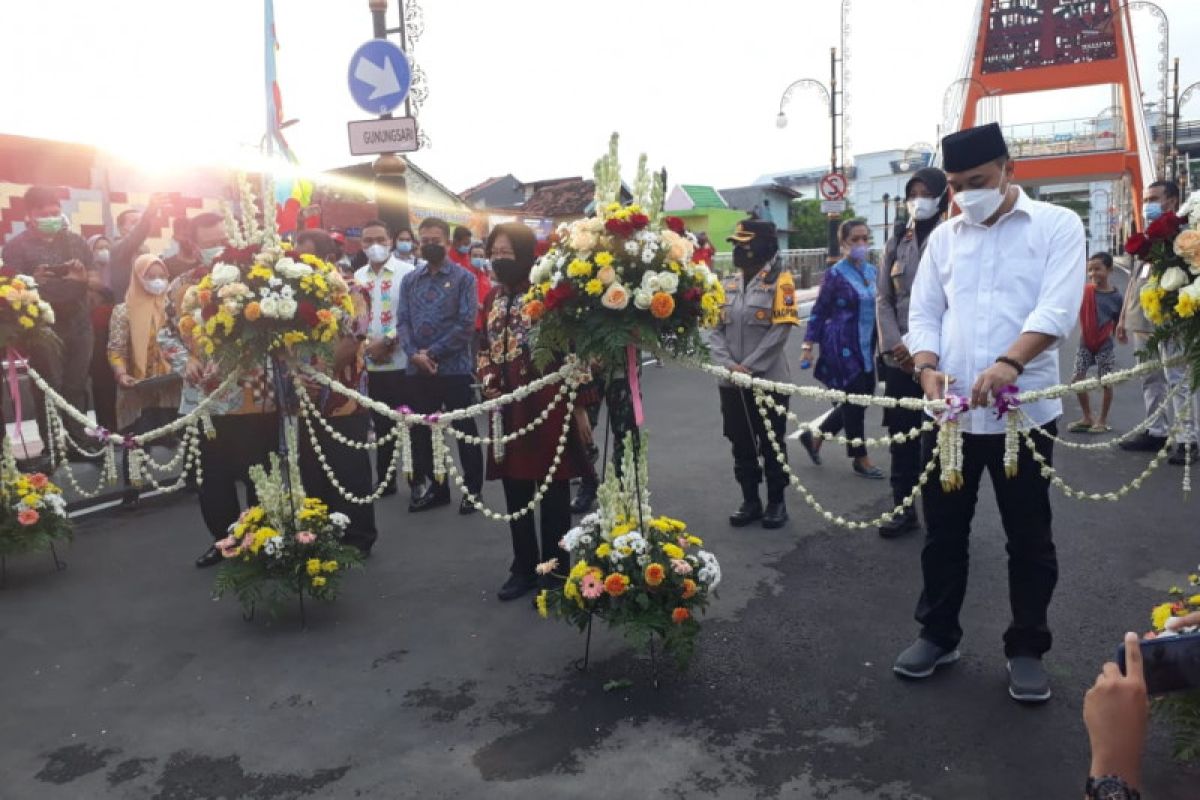 Mensos dan Wali Kota Surabaya resmikan Jembatan Sawunggaling