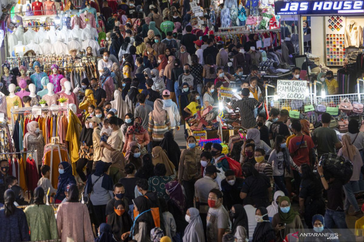 Jakarta kemarin, Pasar Tanah Abang ramai hingga antrean Stasiun Senen