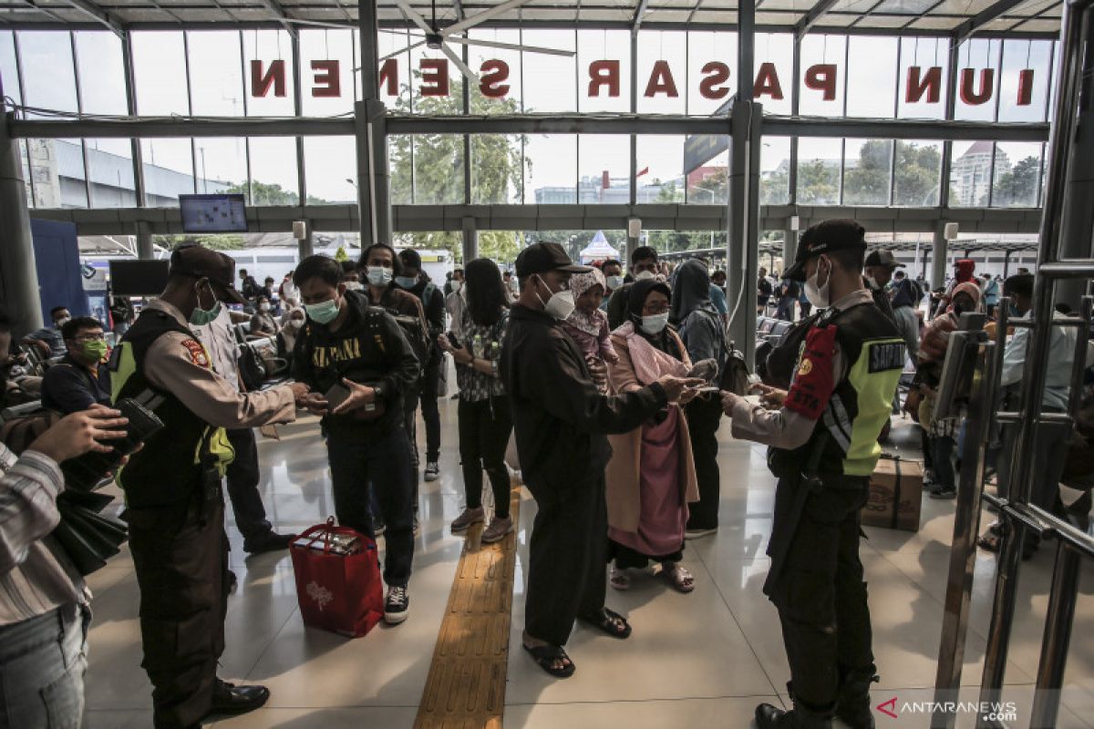 Antrean panjang terjadi di Tes GeNose Stasiun Senen