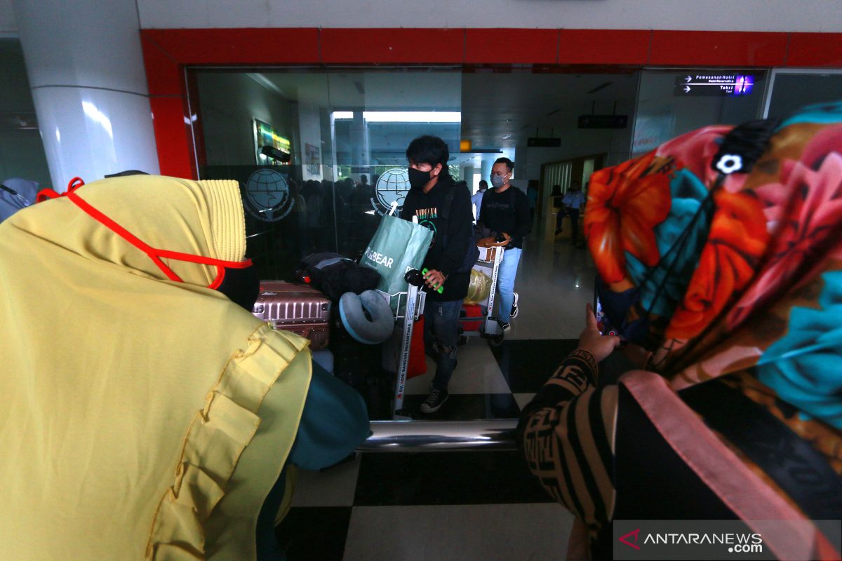 Sebanyak 65 petugas di Bandara Djalaludin positif COVID-19