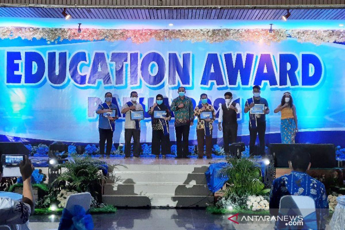 Peduli pendidikan, LKBN ANTARA raih penghargaan dari Pemprov Papua