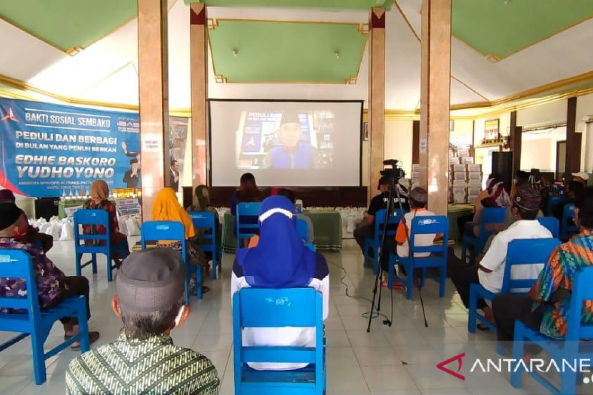 Ibas salurkan bantuan sembako di daerah pemilihannya