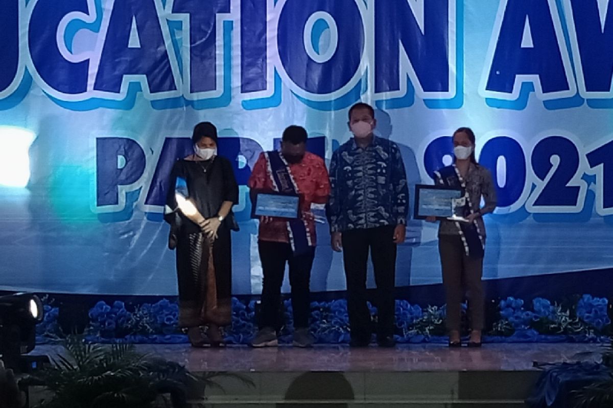 Dua guru korban KKB dapat penghargaan Education Award 2021 Papua