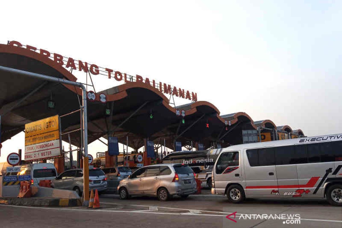 Bus kecil dominasi lalu lintas di GT Palimanan Cirebon