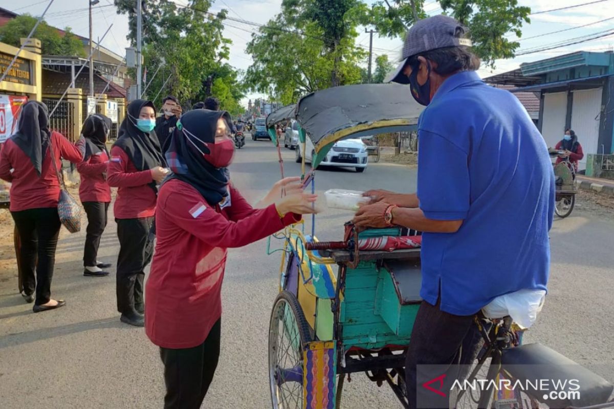 Bhayangkari  Polres HST bagikan 100 nasi kotak berbuka