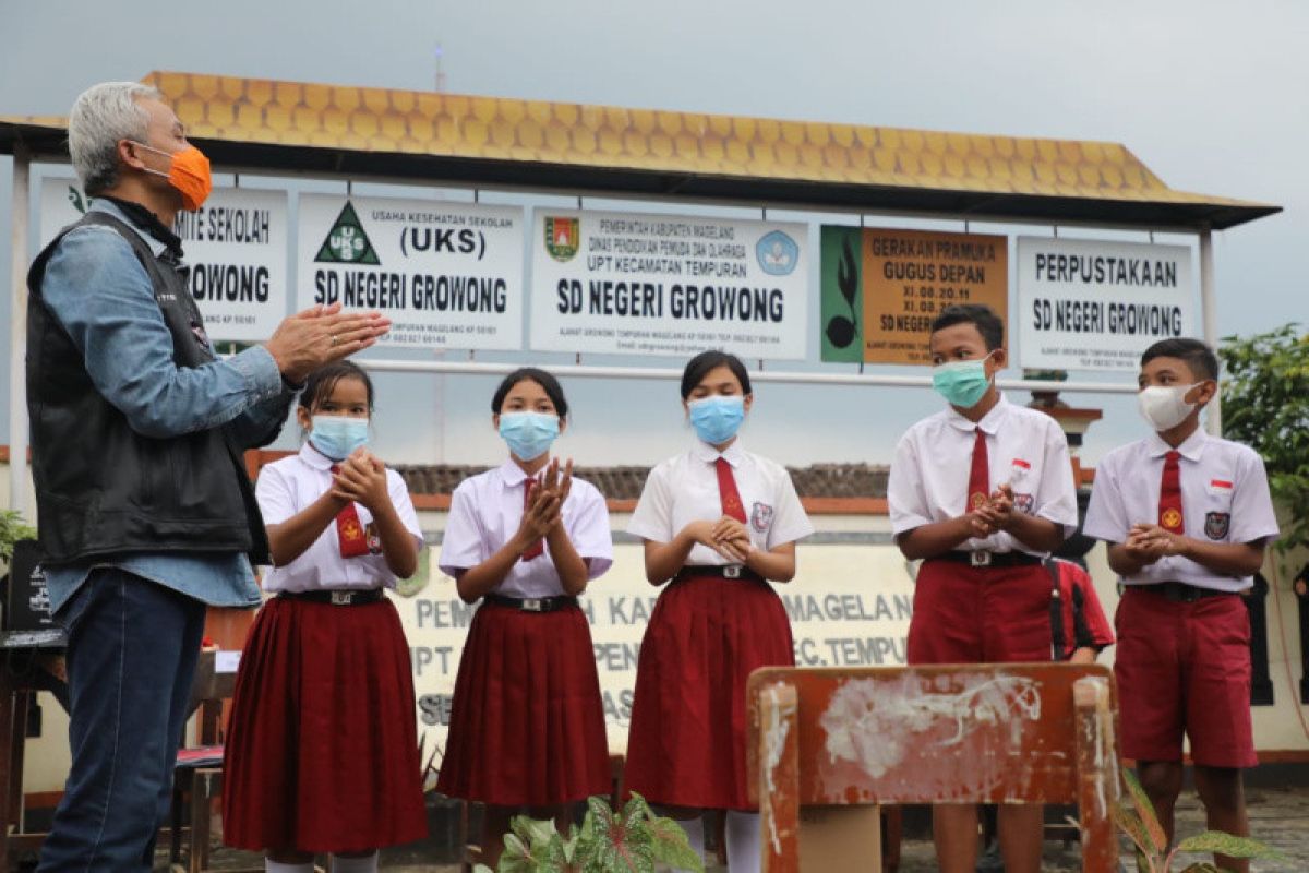 Gubernur Jateng hadiahi pelajar desa terpencil Magelang jaringan internet