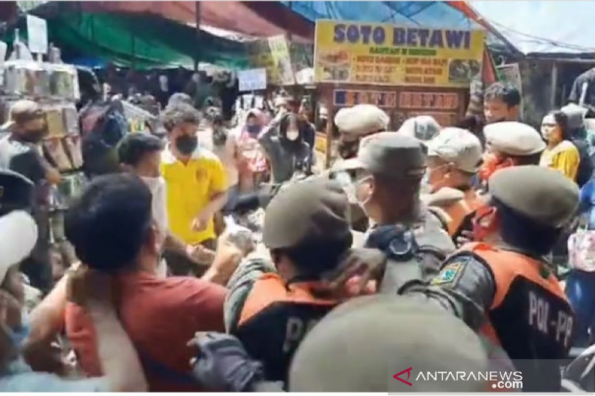 PKL dan Satpol PP ricuh di Pasar Tanah Abang