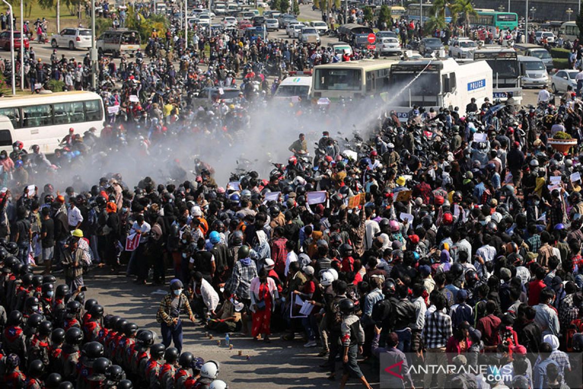 Pasukan Myanmar lepas tembakan ke demonstran, lima tewas