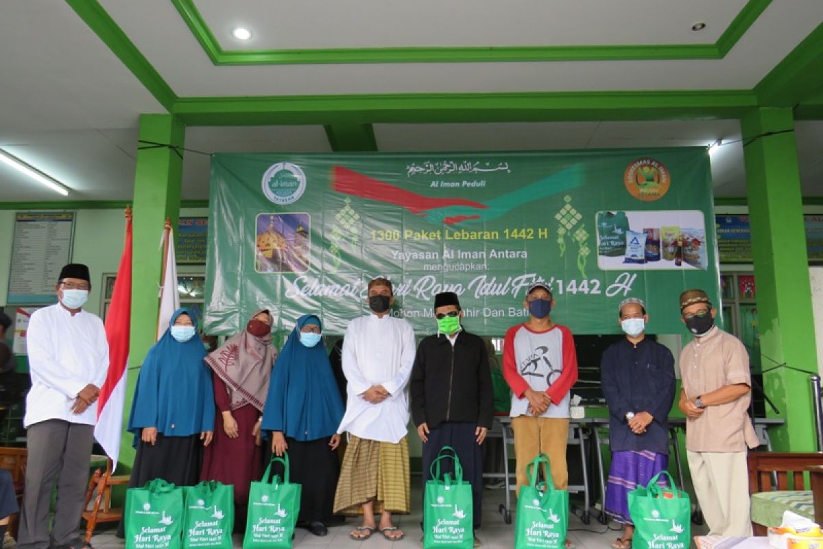 Yayasan Al Iman ANTARA bagikan 1.300 paket lebaran bagi warga tak mampu