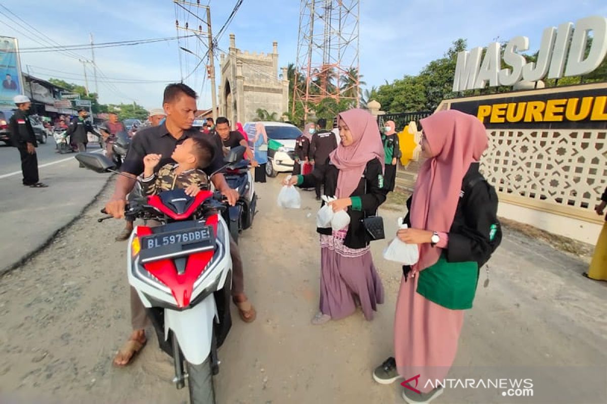 HMI Aceh Timur bagi-bagi takjil untuk pengguna jalan