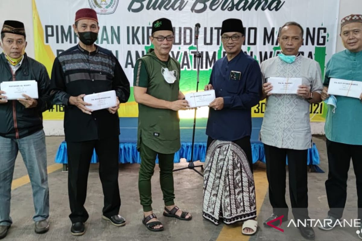 IKIP Budi Utomo berbagi kasih bersama 161 yatim piatu dan warga kurang mampu