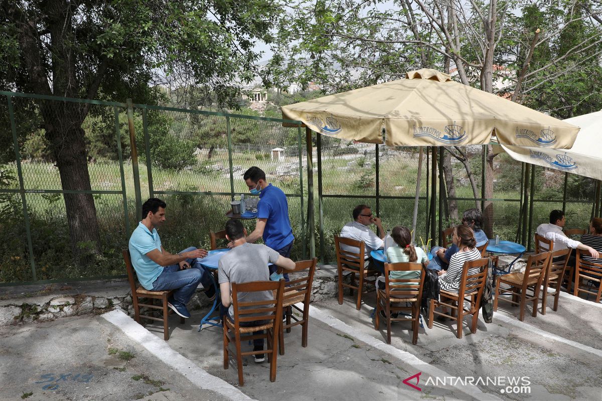 COVID mereda, Yunani izinkan musik di bar dan restoran