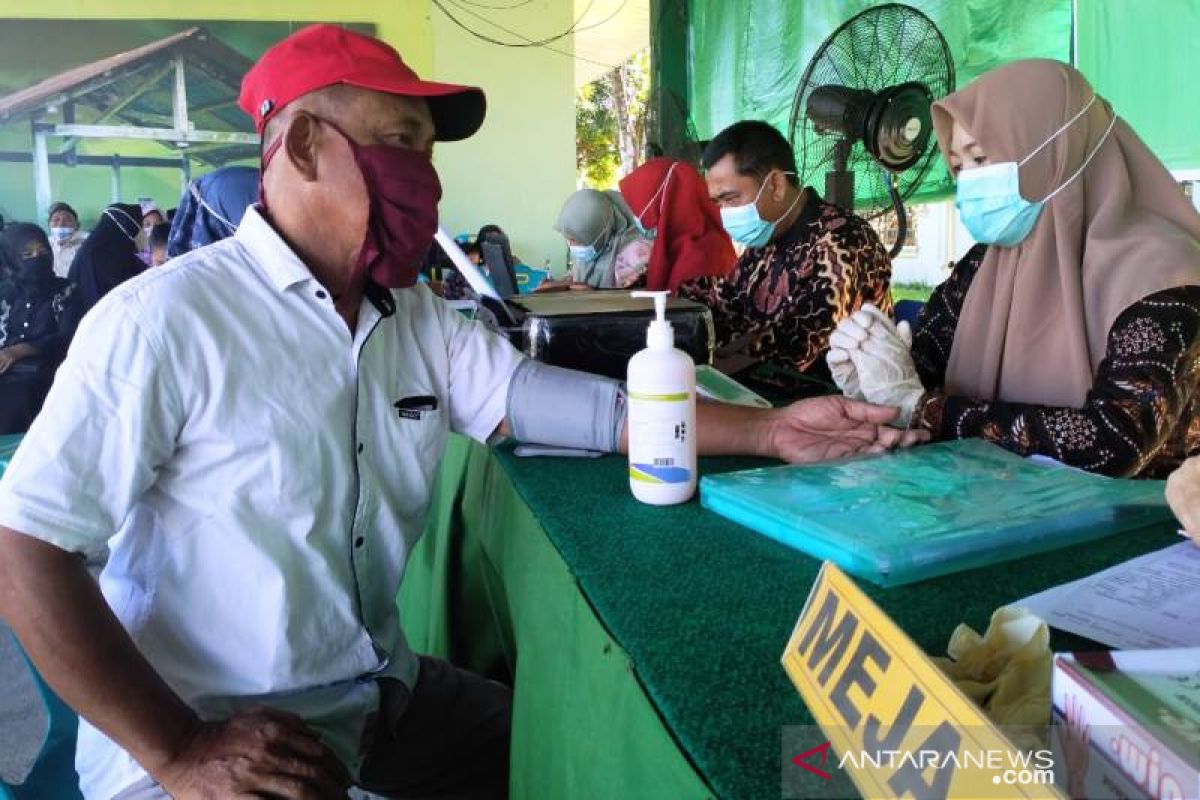 Pensiunan TNI di Nagan Raya divaksin COVID-19