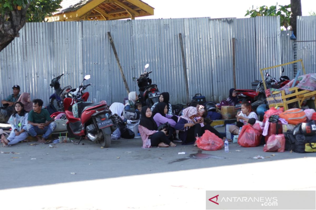 Ratusan calon penumpang tujuan Raas tertahan di Pelabuhan Jangkar