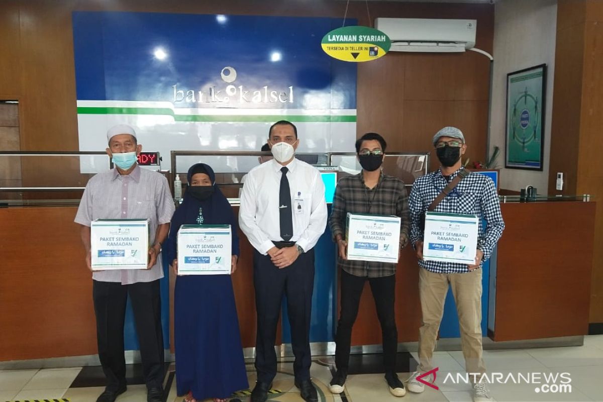 BPD Kalsel bagikan paket Ramadhan untuk pensiunan ASN dan jurnalis