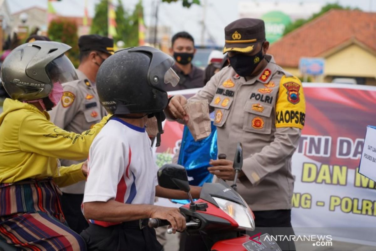 Baksos Ramadhan, Polres Batang-Kodim bagikan takjil dan masker